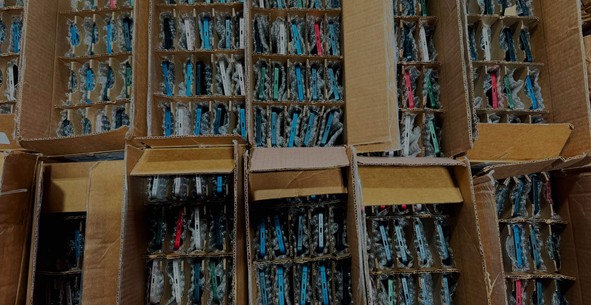 Lotes de iPhones usados clasificados en cajas de cartón listos para venta al por mayor